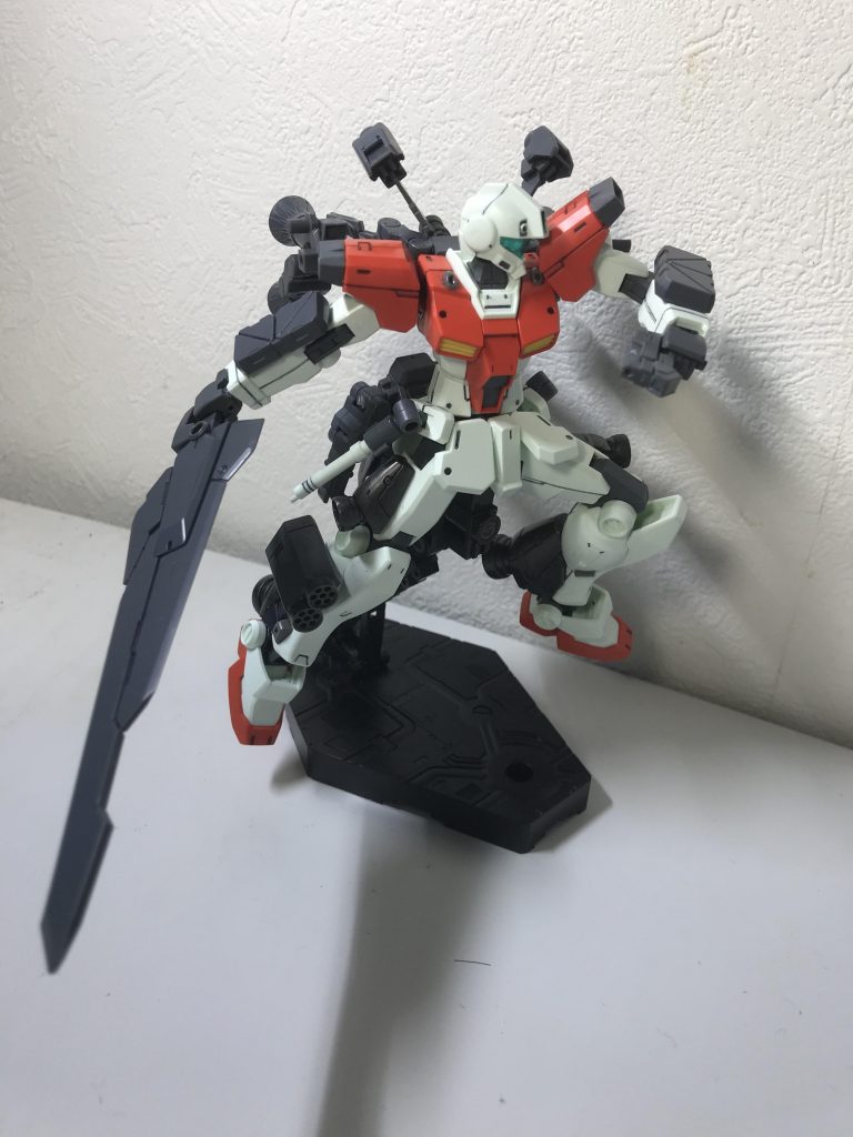 ビームスプレーガンは弾数がそこまでないので撃ち尽くしたら今度は接近戦を仕掛けます。大型バスターソードとビームピストルを使用します。バスターソードは非常に大きく、隙が生まれる可能性が高いのでそれをビームピストルで牽制することで補います