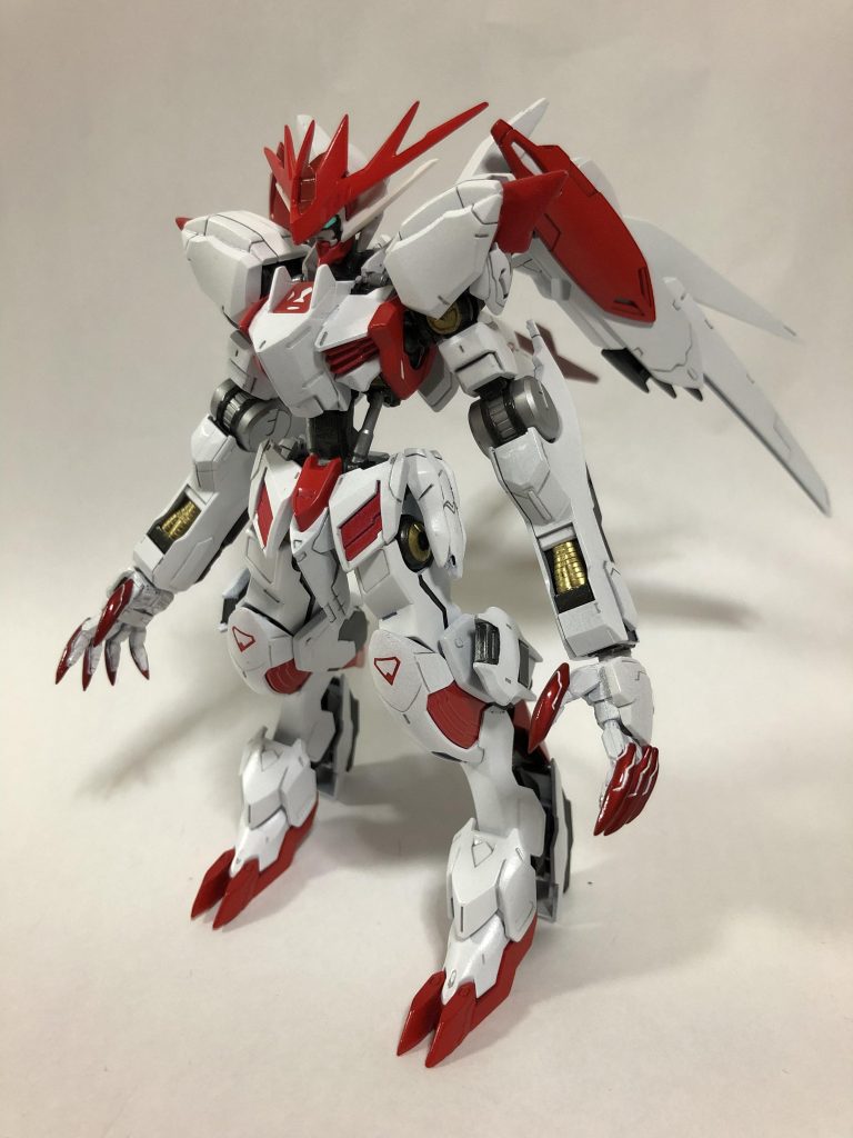 追記:しれっと鉄血コンとしてあげておこう…(3ヶ月前の作品)
だって景品欲しいもん()
ルプスレクスを素体にして作りました
【ガンダムヴィクトリア】になります
ミキシング素材はバエル、ルプス、アスタロトで武器はヘルムヴィーゲのヴァルキュリアバスターソードとガデッサのメガランチャーを装備しています。イメージは、「圧倒的機動力とパワーで戦場を掻き乱し、最後に残るのは純白で鮮烈で暴力的な力と美しさを持った翼を持った機体ー」というよく分からない妄想をしながら作りました