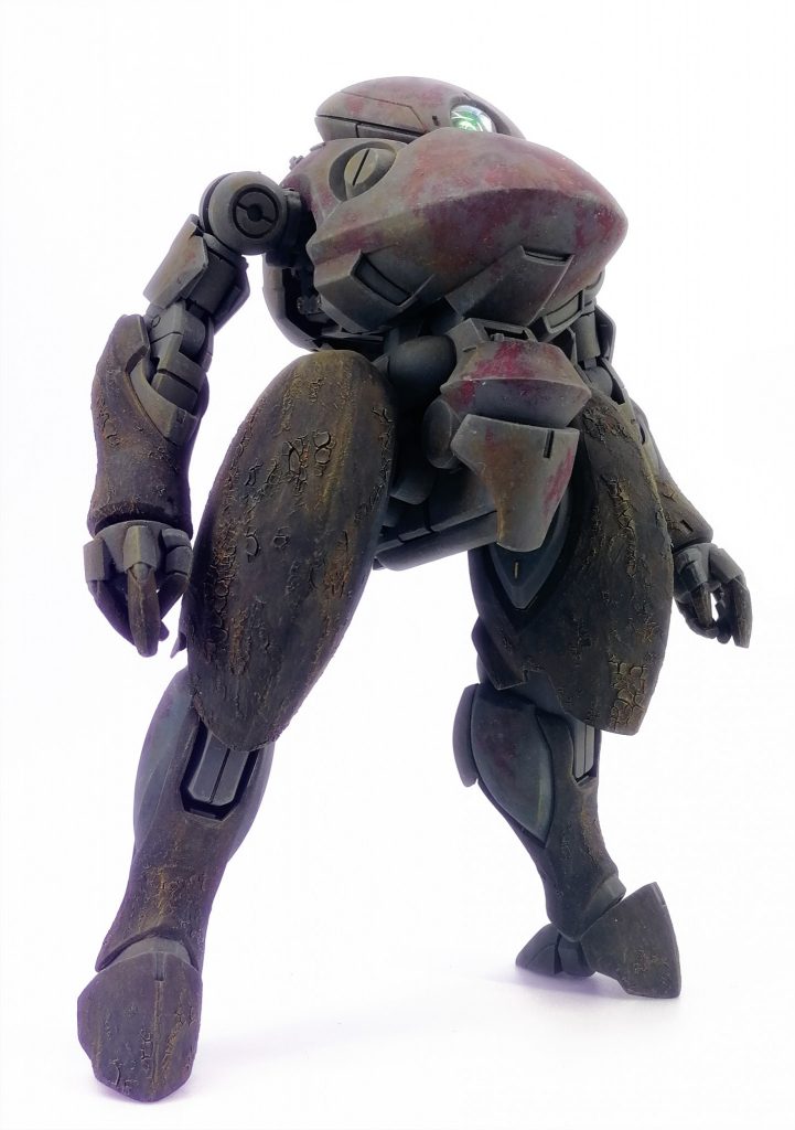 頭はグリモア頭。レンズ部分を裏から削り込んで正面からプラ厚のエッジが見えないようにしたり中に目仕込んだり。
胴はガーベラテトラの胸をひっくり返して腰は百錬。
腕はガンダムフレームの肩にウヴァル上腕、クロスボーン膝関節、ダナジン腕、バクト指とジャンクで仕立てた手首。
脚はダナジン脚。これが使いたかった。関節は段落ち掘ってます。足首はレギンレイズの足首アーマーとその他ジャンクで。