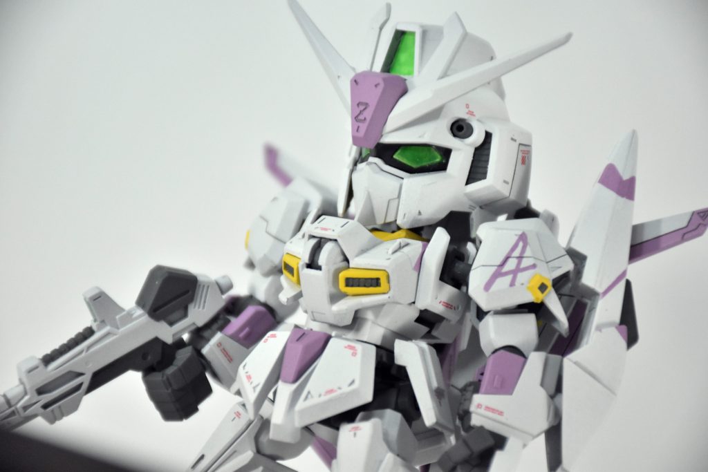 全体的にデカールは少なめにして紫のラインが目立つようにしました。