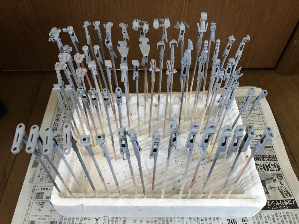 塗装の段階
ガンダムフレーム部分やバトルアームアームズの部分はグレーのサフで下地塗装
装甲部分は黒い部分は黒サフ、白い部分は白サフで下地塗装