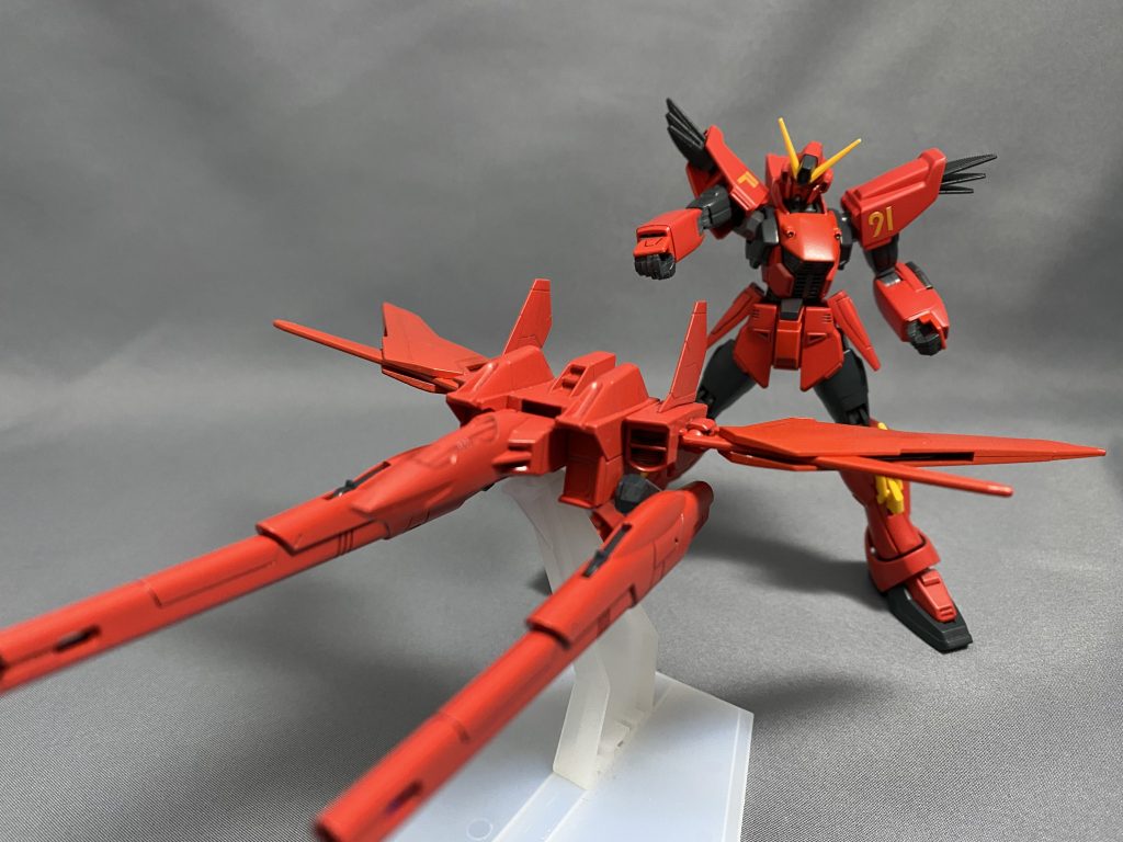 めんどくさい工作はナシ！…とは言ったものの、どうにかしてビルドブースターを取り付けたかったので、ちょこっとだけ工作。
写真の位置にジョイントパーツを嵌め込む事によって分離合体が可能になりました。