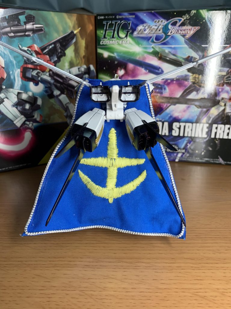 マントに刺繍を入れました。