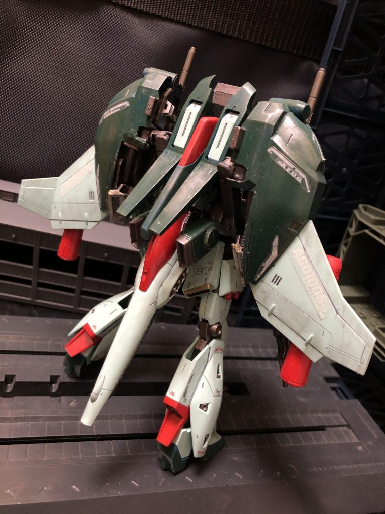 oyz「さて、ここからが本番です。今回の改修では、オミットした可変機構を再度組み込み、機体の汎用性をZガンダムと同等にしてます。」アムロ「まさか....可変するのか?」oyz「ハイ!その通りです。」チェーン「Zガンダムと同等なのね。じゃあ大気圏突入も?」oyz「無理っす。(・ω・;)」チェーン「じゃあ同等じゃないわ。」oyz「ええい!出資者は無理難題を仰る!」チェーン「私、出資者じゃないわ。」アムロ「室長の台詞、なぜだかイラッとする言い回しだな。何故かな?」
oyz「まあその、話を元に戻しますが、Zガンダムへの還元って事で、“リ・ガズィRE”という名の機体となりました。」アムロ「という事は....。」チェーン「リ・ガズィRE、つまり、リファイン・ガンダム・ゼータ・リファイン....。」
oyz「....。」アムロ「....。」チェーン「....。じゃあリ・ガズィ・リって事なの?」アムロ「....リファインしてリファインするって、馬鹿なんじゃないのか....?」oyz「まあそうゆう事ですよっ!MGのリ・ガズィ−カスタムを超えた可変をっという、プレバンに手を出せない万年資金難の!私の反骨精神の現れが体現された機体なのです!」
では早速、可変ギミックを御覧下さい!