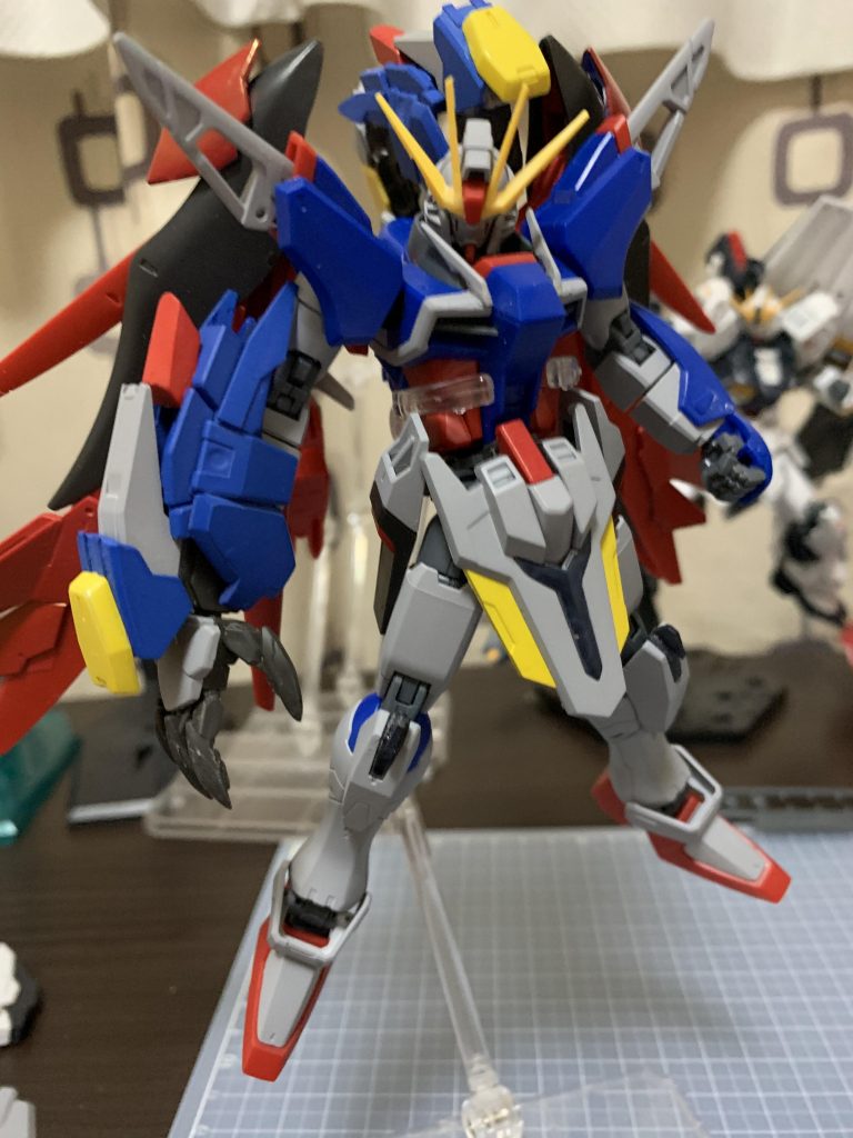 右手のは司馬懿デスティニーガンダムの魔掌の指を参考にした籠手です。バックパックにマウントしているものを装備します。