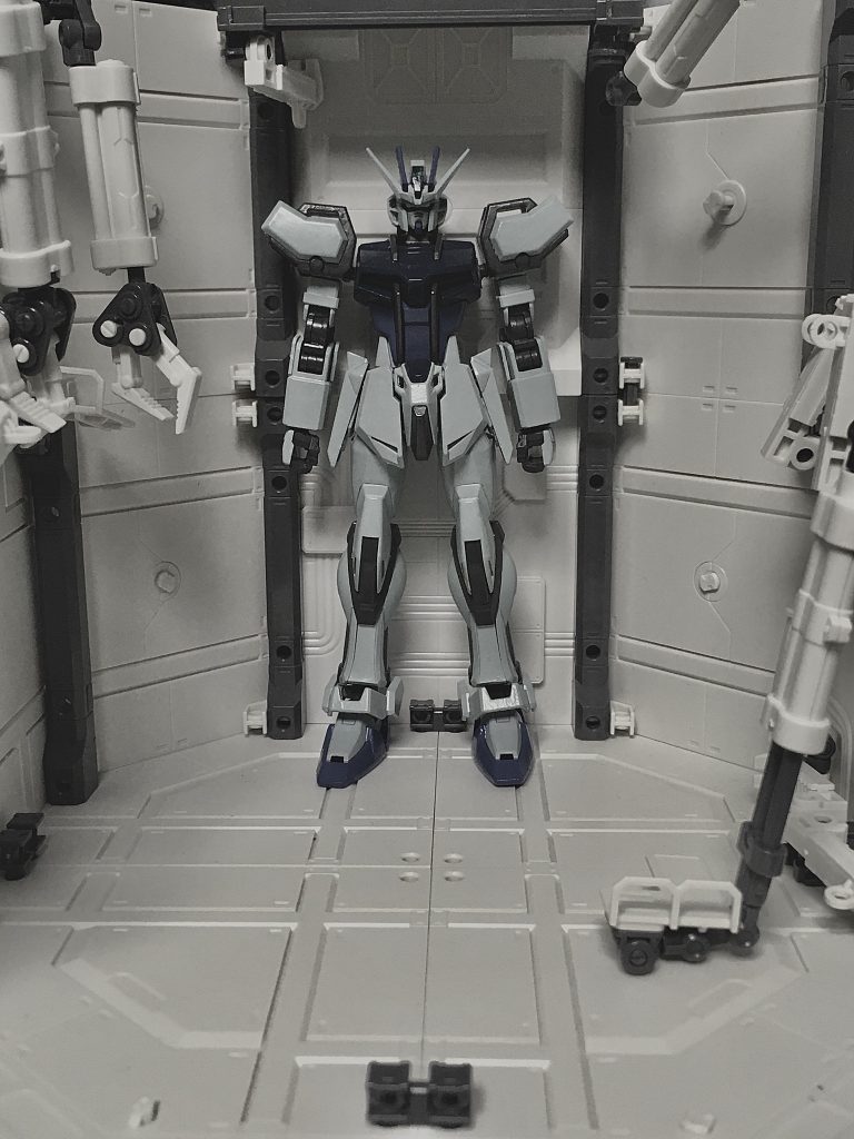 数回の実戦を経てC.E.73年にアスラン・ザラがザフトに復隊したことで専任のパイロットが不在になってしまった。
また各勢力でMS開発が進み、既に型落ち機種となったストライクキアノスはオーブ国防軍からモルゲンレーテ社に引き取られた。
のちにジャンク屋のロウ・ギュールへ譲渡されたストライクキアノスはあるパイロットと運命的な出会いを果たし、世界各地で『謎の青いストライク』として目撃されるようになる。
ガンダムSEED DESTINY外伝・第1話『青きガンダム』が始まる。