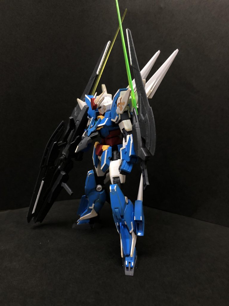 サイドビューです
スラッシュブレイド、ヒートレヴソードにアクセントとしてプラ板を貼っています
スラッシュブレイドのビームサーベル色はあえてマーズフォーとヴィートルーから借りて別の色としています
アースリィだけではなくマーズフォーとヴィートルーの要素も入れたかったためです