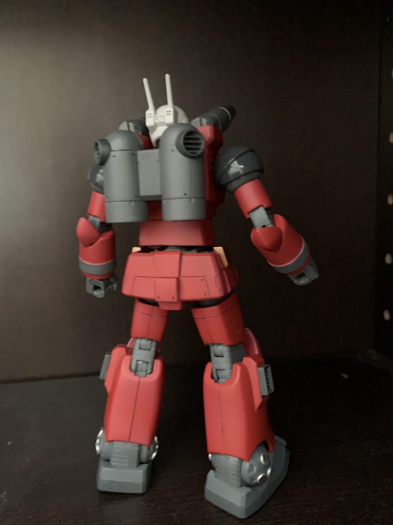 背面は目立った改造はせず、腰にスジボリとパーツ追加だけです。