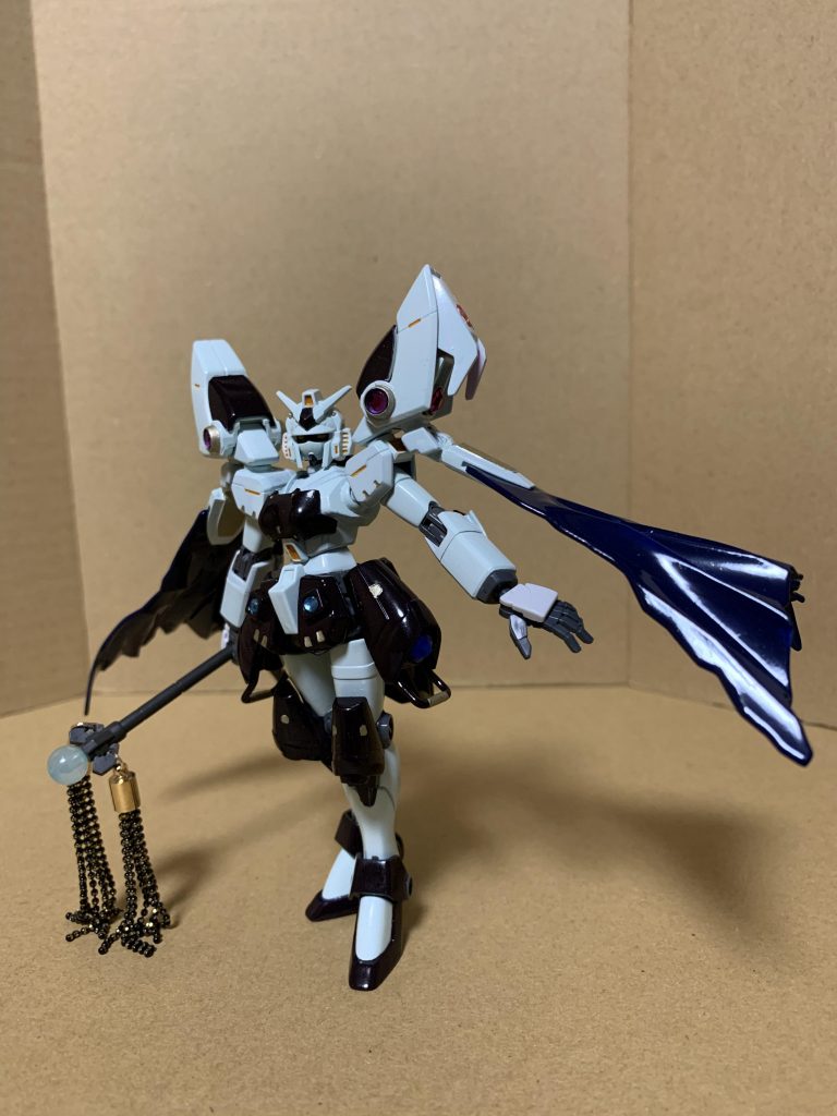 ノーベルガンダムをベースにジャンクパーツを盛って形を出しています。塗装は白サフを吹いてから、地道に筆塗りで仕上げております。