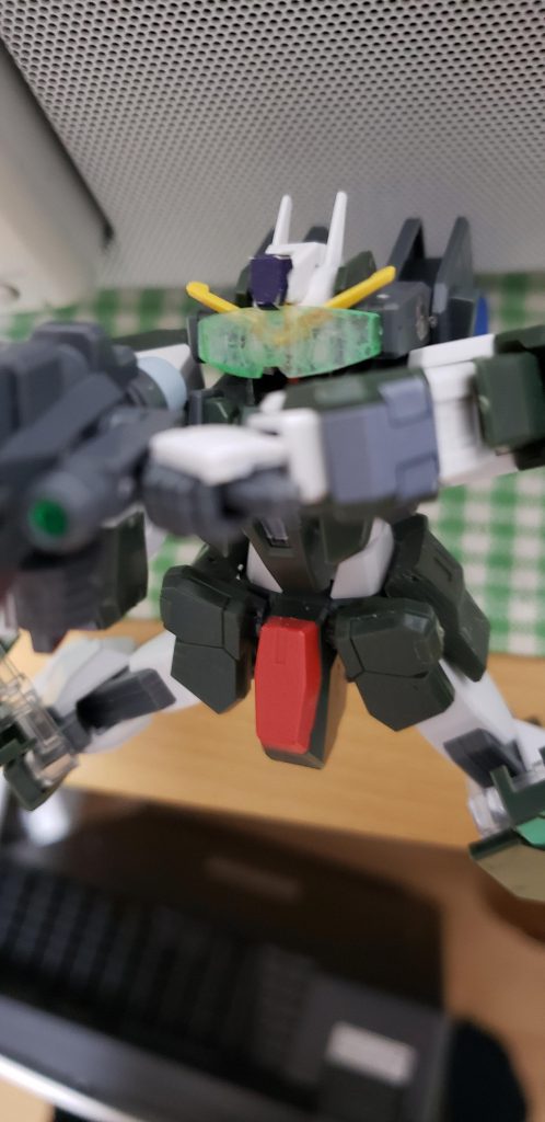 トランザムスコープ
トランザム状態になると頭部のスコープセンサーが開き、センサーからロックオンモニターが展開され、通常時の数百倍先までの物を狙い撃ちできる。