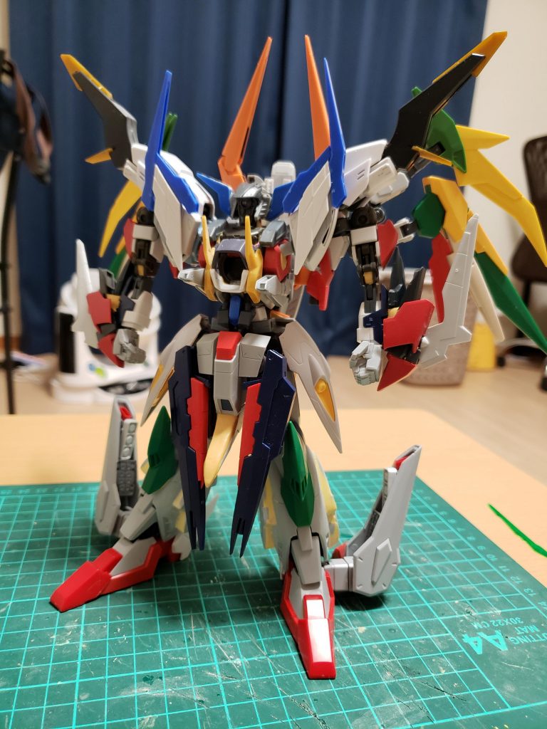 着工しだしたのが去年の７月からで最初はHG基準で進めてたのですが、どんどん盛っていく内にバランスが悪くなり1/100のパーツを使ったりして全高は約27センチにもなってしまいました(笑)