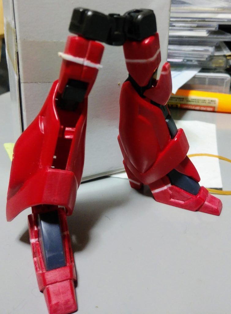 リバウの下半身はキットからの延長工作をかなりしています。
股の軸回転部1mm。太股部1mm。
膝アーマー部1mm。
足首で、踵部分で1mm。それに伴い甲の部分で、1mm。
キットから3mmほどの延長を行っています。(膝アーマーの延長は含めません)
元のバウから少し足長になりました。