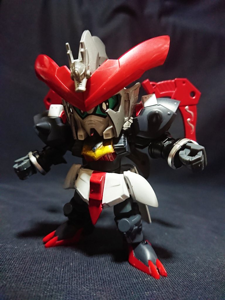 マスターアジア繋がりなので、手足は創傑伝の典韋マスターを使いバランスを整えました。
背部のハート型バインダーはBJにより可動します。
頭部前立ては曹操のマントを使用しています。
ここまで三国伝でのGガンダムは南蛮や異民族で制作してきましたが、旧シャッフルや過去のMFは七賢に設定しました。(シャッフルの他タントラと、ガンダムファイト7thからカイザーを制作予定)