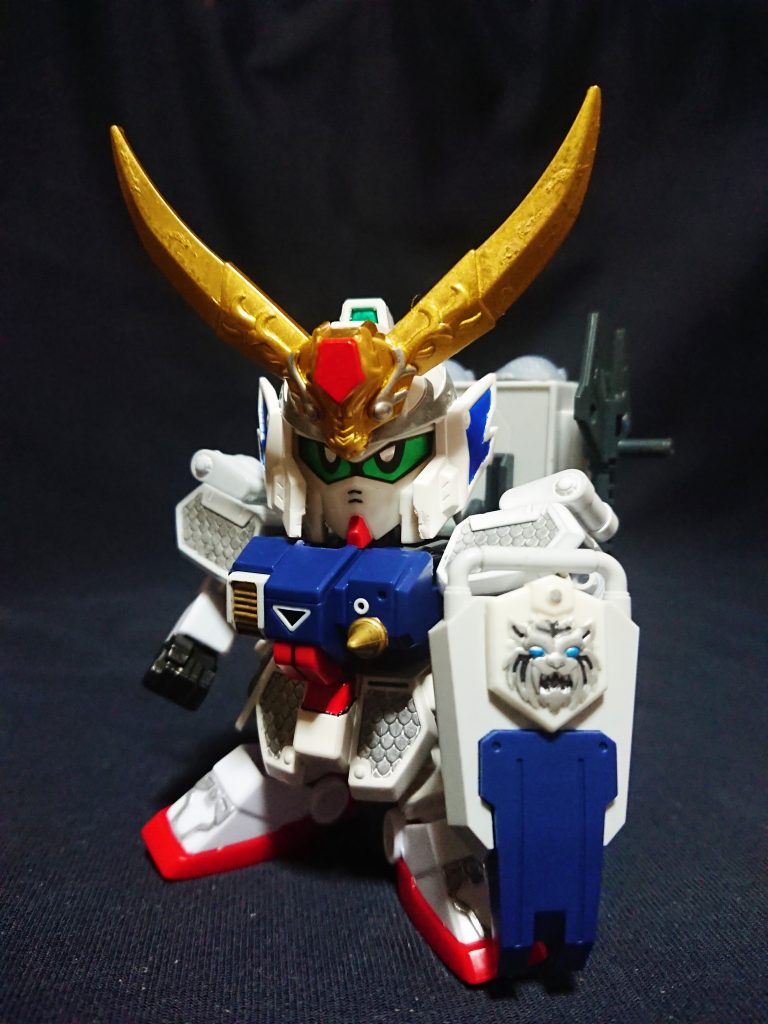 公孫瓚を素体としつつ、SDCS陸戦型ガンダムの胸部をそのまま使用しました。
そして[公孫瓚 戦線武装](https://gumpla.jp/sd/314358)同様に武器庫(コンテナ)を背負い盾を持たせることで、戦闘時スタイルの戦線武装となります。