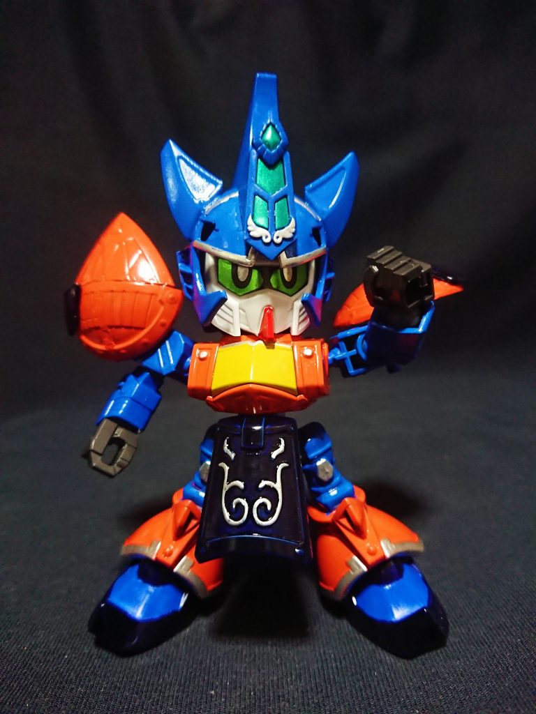 七賢は[阮籍](https://gumpla.jp/sd/369169)の頭身を基準に足周りを伸ばしているので、使用したパーツの都合で少しだけ長身となっています。
スペード部分は張遼ゲルググの盾と項羽ターンXの肩鎧からできています。
サイズも原作通りに作ると顔より大きくなりデザイン破綻を招くため、SDに合わせたサイズにしています。