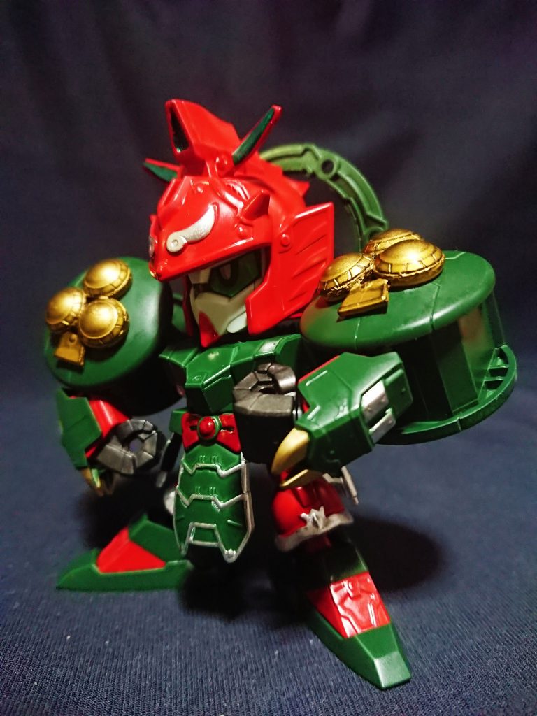 シャッフルクラブはマッシブ体型に制作しています。
クラブの形状を出すため肩は金剛夜迦を、後頭部の円は三国創傑伝の孫向香の武器を使用しました。
体型に合わせ拳も少し大きめの董卓の物を使用しています。
他の旧シャッフル機体共々シンプルなカラーリングなので、装飾を塗装しすぎないようにしました。