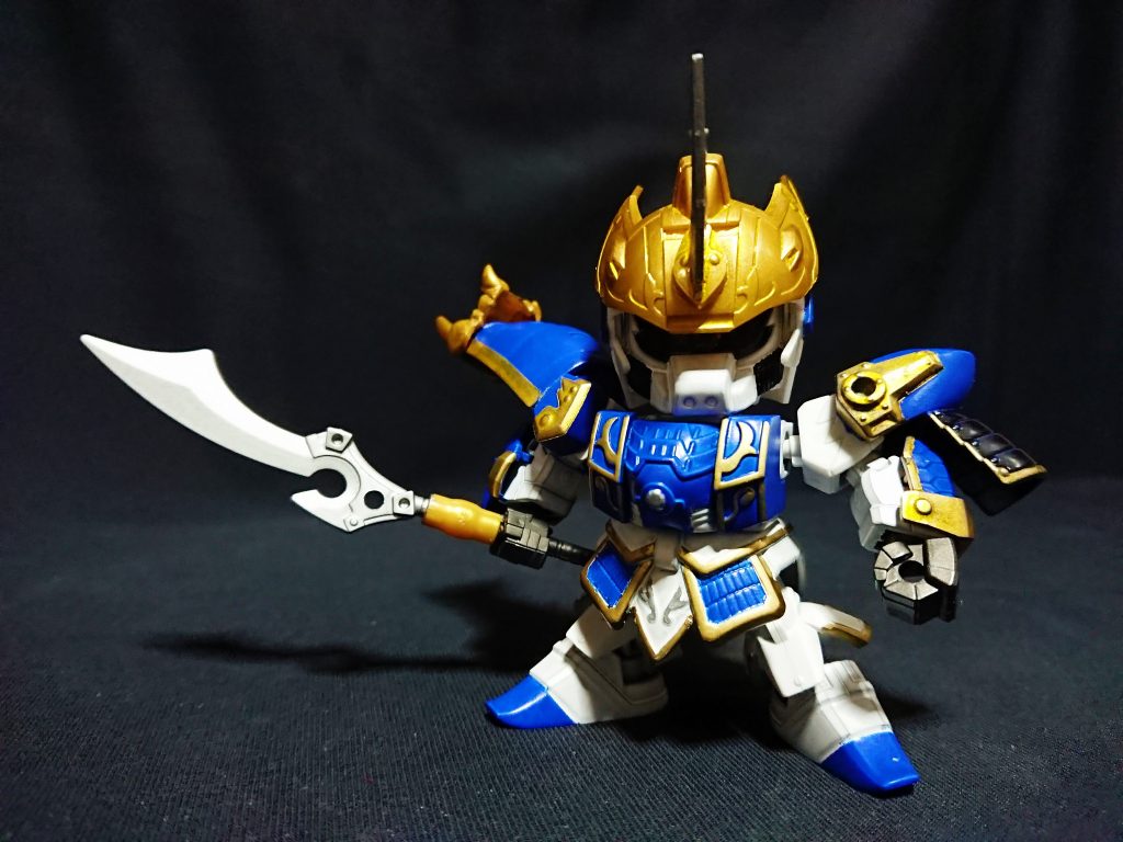 キット化されていない武将の一人で、頭部に悩み手をつけずに一年ほど放置していましたが、最後は孫権の兜に落ち着き完成となりました。
右肩鎧は剛覇頑駄無の鎧を使用しています。
写真ではわかりづらいですが兜の差別化を出すため、実際は両サイド後ろに角が伸びています。
BB戦士版8割、BBW版2割の要素で制作しています。