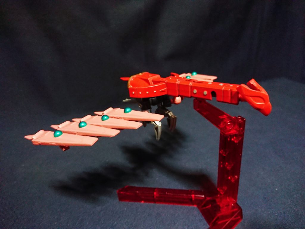 頭と胴(上)は武器の弩を、フルドレスユニット基部は翼と胴(下)で構成されています。