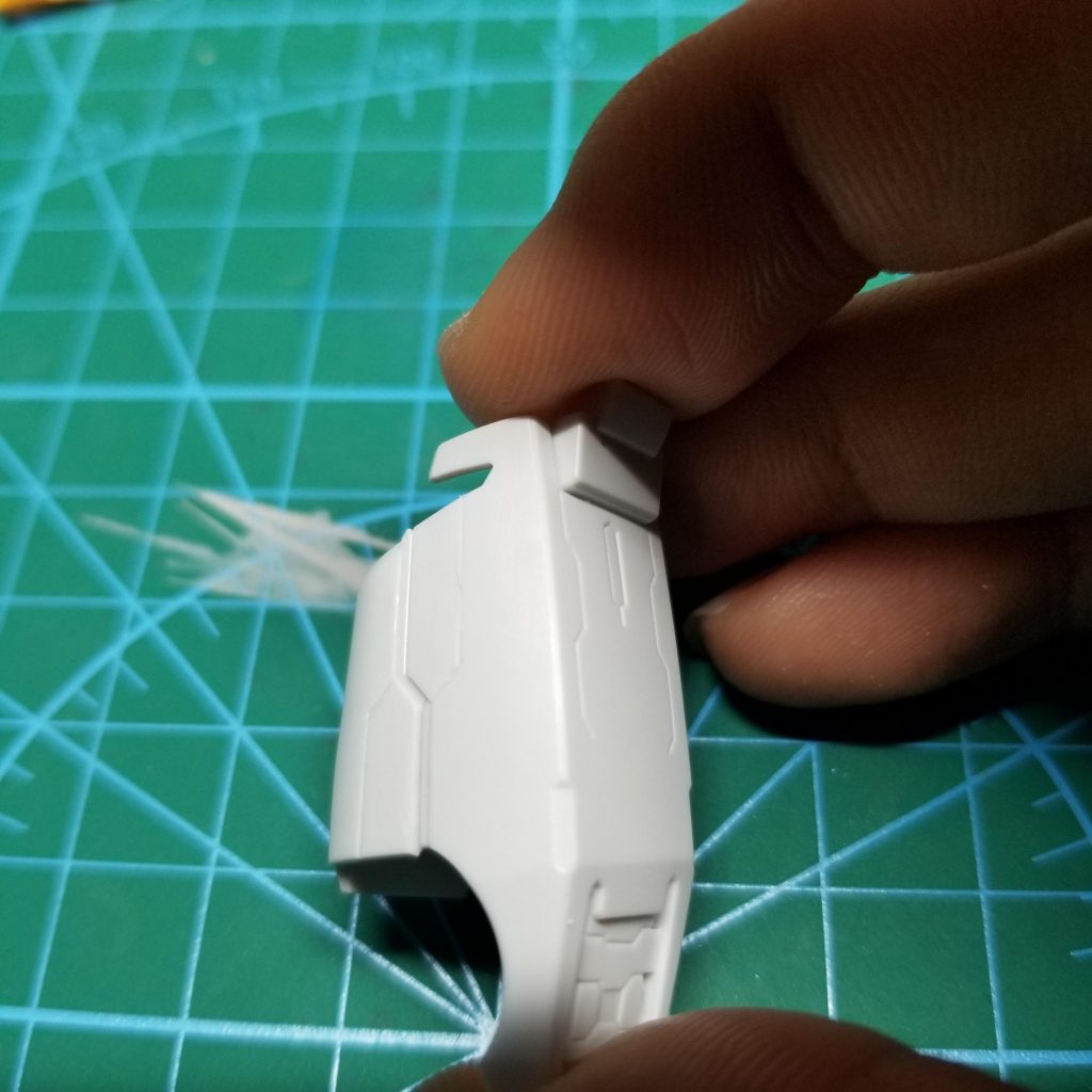 太ももが寂しかったので前と横にスジ彫り