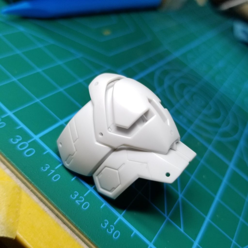 肩にもスジ彫りしました。さらに各所に埋め込みパーツを嵌める為の穴空け