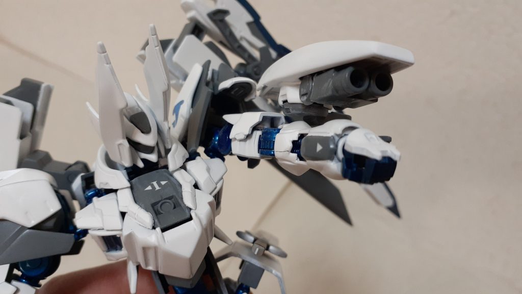 武器３両腕に備えた、シールド一体型の２連式のロケット砲です。