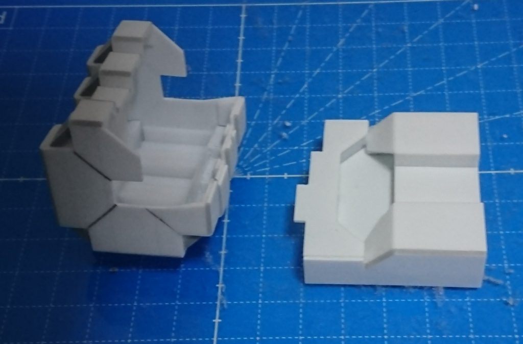 左手が重くなりすぎないよう指一本一本作るのではなく中が空洞になるように作っています