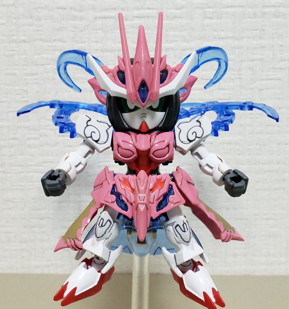 孫家はオリジナルに寄せていたんですが孫尚香だけピンク色にしてみました。
オリジナルは金色が全体にありますが、こちらは減らしました。
クリアパーツ以外塗装し今回は墨入れペンブラックで塗ってます。
瞳と腰はシール使用してます。