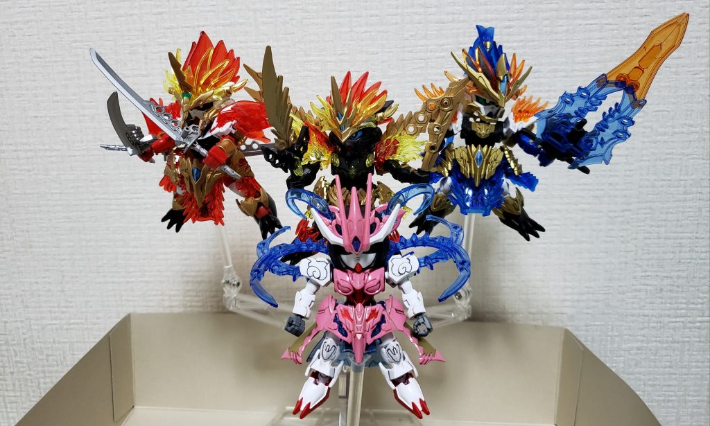 ピンクが明るく目立ちますね
3体がクリアパーツで2色構成なので肩はなにか色入れるべきだったかな…
髪は成形色が黒なのでびっくりしました。
黒髪好きなんで黒にしましたが。
