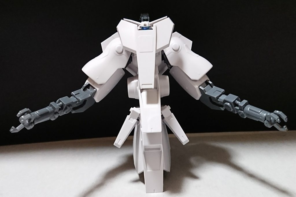 機体名：リル・アイ[Rille・Eye]

[武装]ビームサーベル(1～2)、クラック・マイルド、となっている。

[総合スペック]1.0～13.0の内。
4.5～5.9と断定。

GBN月面エリアの裏で大量生産されていたとされる正体がはっきりと明かされていない機体、その初期形態。
何の為に大量のリル・アイが出現したのか、そしてどういう原理で作り出されたモノなのかすら知れぬままほぼ全て(99.8%以上)の機体が[Φ・エン&イナクト・テンポ](GUNSTAに投稿済み)達によって撃破された。

わかっている事は月面エリアからリル・アイが現れては地球の周りを一定の速度で周回していた事のみであり、そもそも何の為にただ宇宙を飛んでいるだけのリル・アイを全て撃破する必要があったのか、それはリル・アイの殲滅に貢献したビルダー達にすら詳細は明かされてない。
[Φエン]に指示を送り最も多くのリル・アイを撃破したΦエンの開発者兼イナクト・テンポの操縦者は仲間に事情を聞かれ...
「大量のリル・アイを一機ずつ誰かが操作してるとは思えないんでな、指示された通りに消させてもらった。
いつもやってるゴミ(バグ又は敵対するビルダー)掃除と何ら変わりなかったよ、違ったのはゴミの数だけだ。
もし奴等を一機づつビルダーが操作しているのだとしたらあまりにも全体の動きが纏まりすぎている。
こちらが射っても逃げるどころか振り向く素振りも見せず、ただひたすら一定のペースで前へ進むだけだったからな。
奴等を操作していたのは１人で無くとも少数だろう....何の為にあんな事をしていたのかは知らんが、連盟はあれを馬鹿のした事で片付けるのかねぇー事後報告の内容が唯一俺の気になる点だよ。
まぁそもそも大量のリル・アイが月面エリアから現れるまで誰も奴等を確認出来なかったなんて事が考えられない、そうだろ？全長がハエぐらいだって言うんならまだ百歩譲ったがな。
そこらのＭＳと何ら大きさに差は無かったよ。
Φエンだけで無く俺達に命令した連盟や運営までもが月面から数万って数の機体を確認出来なかったなんて絶対にあり得ない、どういう意味かわかるか」等と話している。