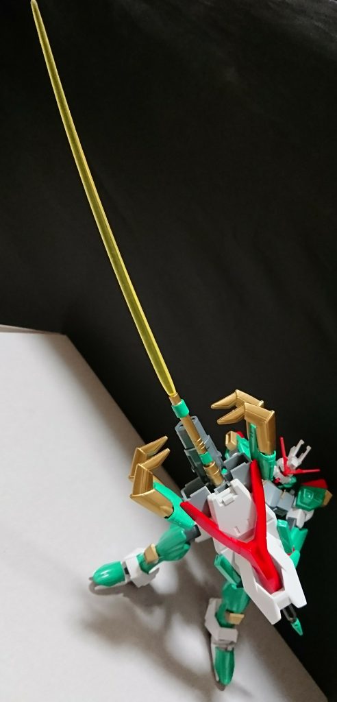 牙追砕(がついさい)は高出力ビームサーベルを展開出来る砲身や6連装ミサイルポッド、そしてストライククローに内蔵されてるクロービーム砲と言った豊富な射撃ユニットを有する中~近距離戦を得意としてる武装だ。
中距離では一斉射撃により多少の弾幕が張れ近距離では高出力ビームサーベルを展開しながら機体のパワーがある限り全力で武器を振り回し周囲の敵機や障害物諸共瞬く間に両断する、又ストライククローを使って敵機を拘束しながら装甲を削り福兵装を使って超至近距離から射撃を行う事だって出来る。
しかしハイペリオンの持ち主はこの武器を鈍器や盾として使う事が多い。
背負ってるように見えるが実際はリアアーマーのラックに取り付けており容易に取り外しが行える、しかし武器の背が高い為リアアーマーに取り付けて出撃する際はバックパックを装備する事を断念しなければいけない。