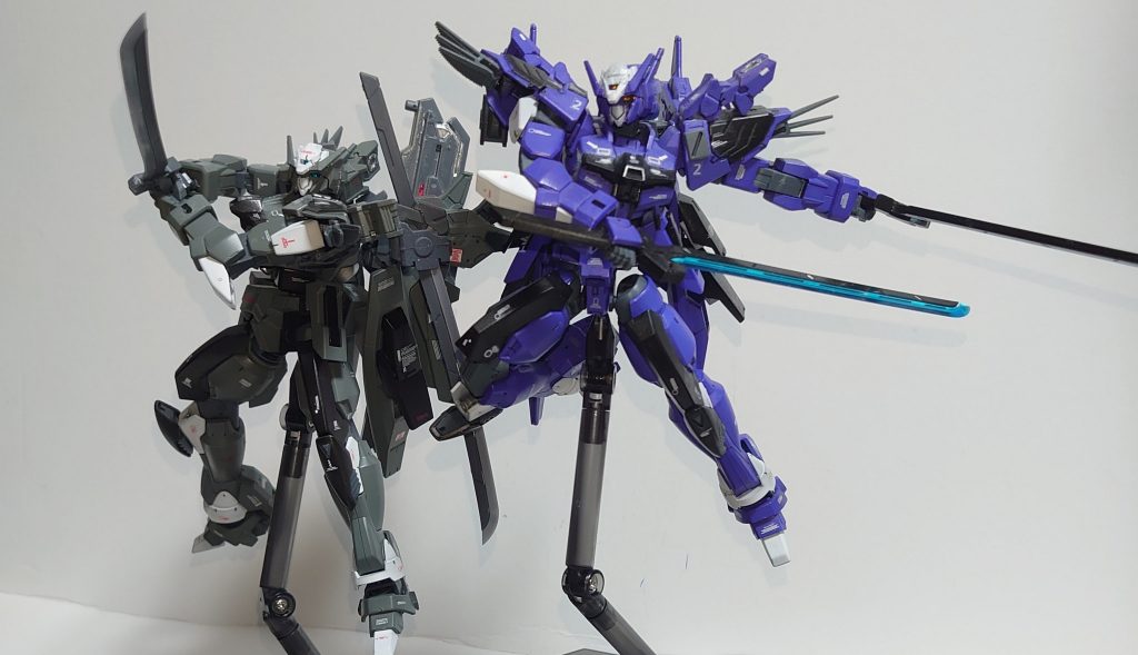 ２号機と並べるとこんな感じ。
肩のモールド以外は完全に同じパーツなのですが、カラーリングの違いで試作機と量産機という違いを出してみました。