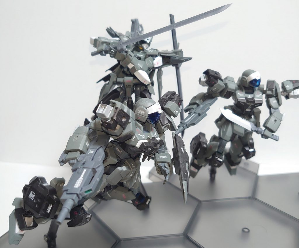 ## 機体解説
*RGE-G-S1701　Ｇストライカー量産型*
Ｇバウンサーの後継機として開発された第二世代機。
クランシェ、アデルMK-Ⅱらとのコンペティションを得て、A.G.160年に少数機が現行第二世代機の熟練パイロット向けに正式配備された。
本機はその中の一機であり、Ｇストライカー２号機の特色を強く残した近接格闘型の機体となっている。
[RGE-G-1499ACアクティブアデル](https://gumpla.jp/hg/290075)と共にアジアを中心とする地球連邦軍極東方面軍に配備され、A.G.164年のヴェイガンの一斉蜂起を筆頭に多くの戦果を残し、アジア防衛の要となった。