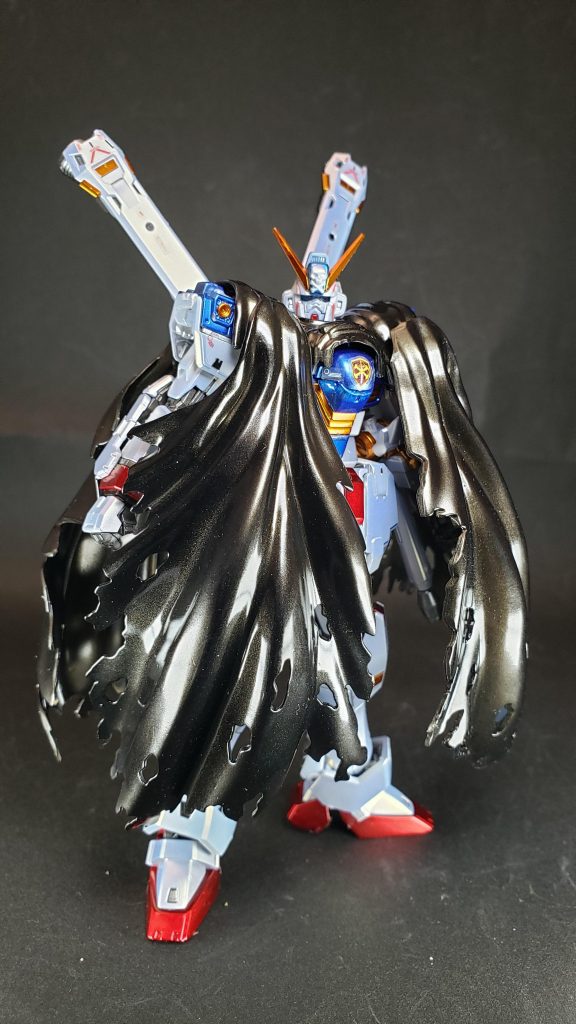 ABCマント装着
なおクロスボーン・ガンダムはサナリィが実戦データを収集するために配備したものであるため、それを条件にサナリィからの補給を受けている。そのためザンバスターやABCマント、ブランドマーカー等の大半の武器は正式な武装ではなく実は実験武器であり、正式の武装はX1からX0までに共通する内蔵武器及びビームサーベルのみである。これは他の機体も同様。メインパイロットはキンケドゥ・ナウ(シーブック・アノー)。