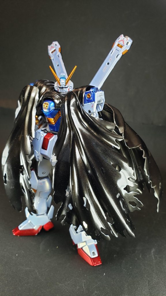 ABCマント装着2
運用側のクロスボーン・バンガードでは、当時の対MS戦においてはビームシールドなどの普及により、射撃戦は効果が低いと考えられていた。また、彼らの指導者であるベラ・ロナの意思により、「敵パイロットを極力殺傷しない」と云うポリシーの元での戦闘をも意識していた。そのため、本機は彼らのこうした戦闘思想を満たすべく、接近戦をより重視した設計が行われている。