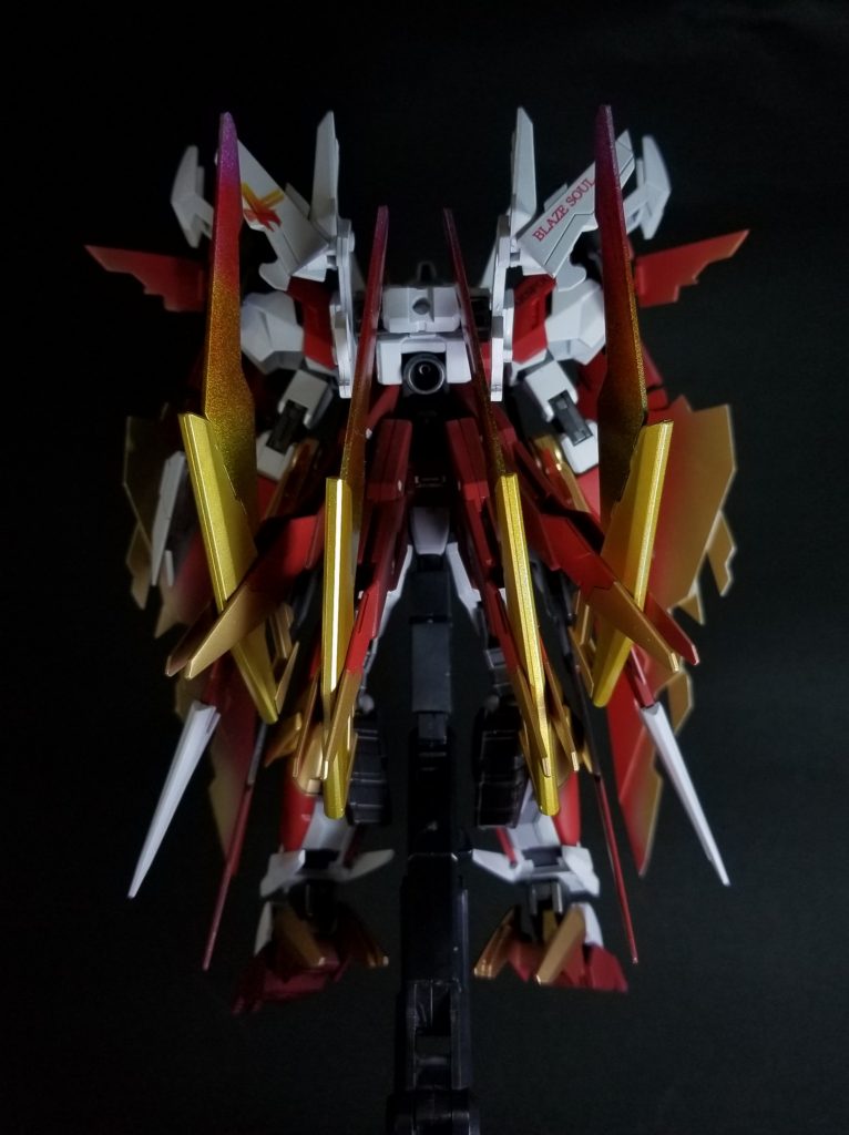 アーマー装着「BLAZE-SOULガンダム」
アーマーを装着した姿になります。
シルエットはウィングゼロEWや仮面ライダーオーズのタジャドルなど鳥モチーフのモノを参考にしました。
双剣武器の位置はダブルオーダイバーエースからきてます(´∀`)