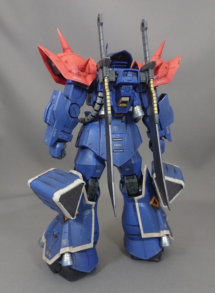 バックショット。ヒートサーベルはさすがにクリアオレンジだと違和感があったので焼鉄色で塗装。ヒート状態じゃなくても叩き切れるような感じに。