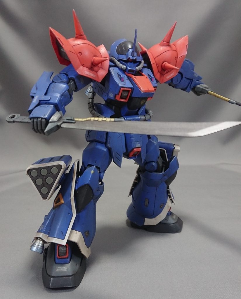 全体的には成型色を活かして無塗装ですが、ジオン系の機体は装甲の裏側が目立つのでそういう所は塗装しています。