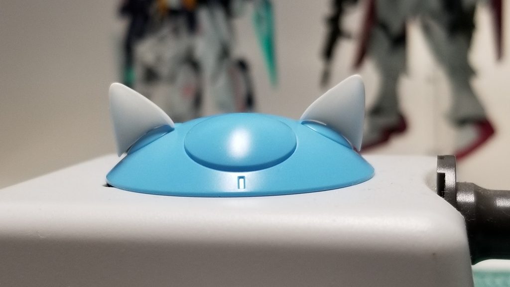 ネコミミを付ける際はパーツは全然いじってません。
そのまま曲面にほぼピッタリ合いました。
ラッキーです。