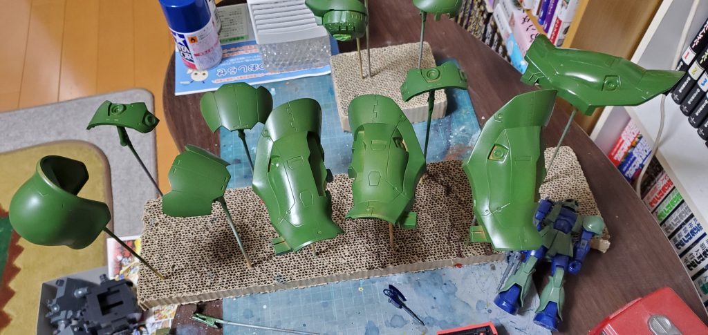 パーツ数は少ないですが、一個一個のパーツがとにかくでかいです。
使った色はタミヤのブルーとライトグリーン(ドイツ空軍)です。