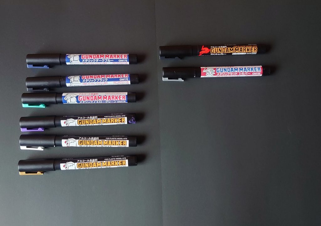 ~今回活躍したマーカー~
メタリックダークブルー(本体)
メタリックブラック(サテライトランチャー)
メタリックイエローグリーン(各種センサー)
パープル(本体、装備)
ニューホワイト(本体、装備などのライン)
レッドゴールド(アイセンサー、本体、装備)
ファントムグレー(本体、装備)
シルバー(本体、装備)
パープル、ニューホワイト、レッドゴールド、ファントムグレーを初めて使いました。
特にニューホワイトはホワイトと違い少ない重ね塗りで白さを出せましたし、レッドゴールドは百式をイメージをしているようで目立つ金でした。
ファントムグレーは黒寄りのグレーでかっこよかったです。