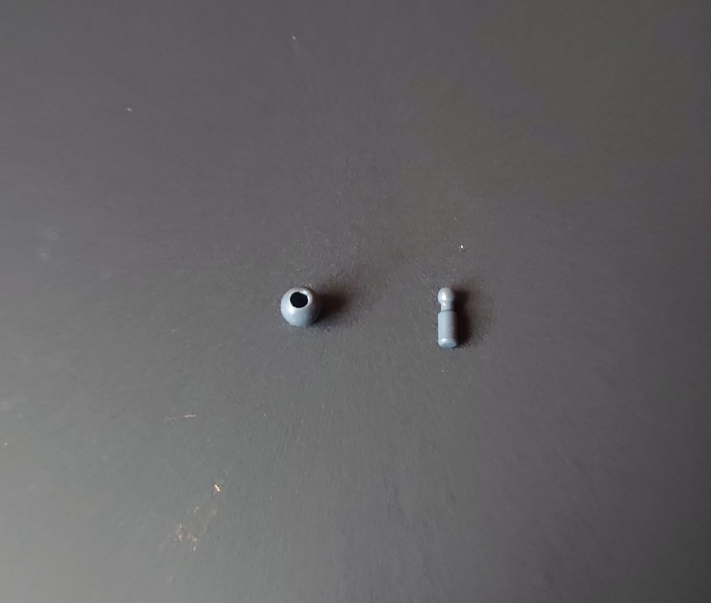 ~今回活躍したジョイントたち~
ボール型のポリキャップはジェガンブラストマスターのサテライトランチャーに使われています。そのため可動域が広く、動きの表現力が違います。
ボールがついてる棒型のジョイントパーツは、バインダーガンやノーネイムライフルなど動きがつくプラモに付属されています。
今回はアメフリのバックパックやアックスなどの装備をマウントするのに使用しています。