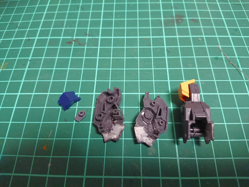 主な工作箇所その2
肩アーマーは流用できそうなパーツが無いかあれこれ検討した結果、30MMのマルチブースターをベースに各種ディテールアップパーツ、ジャンクパーツでデコレーションして作成しました。コアジムとの接合部は間接軸をくりぬいた内側をパテで整面し、これまた0.5ミリプラ板製のダボを貼り込んでいます。