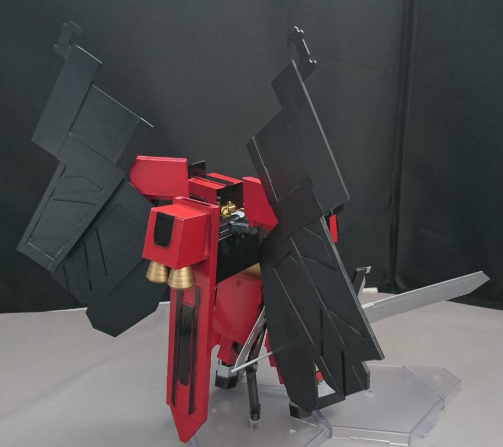 後ろ姿です
機体のモチーフはガンダムEXAより、
エクストリームガンダムタキオンフェーズです