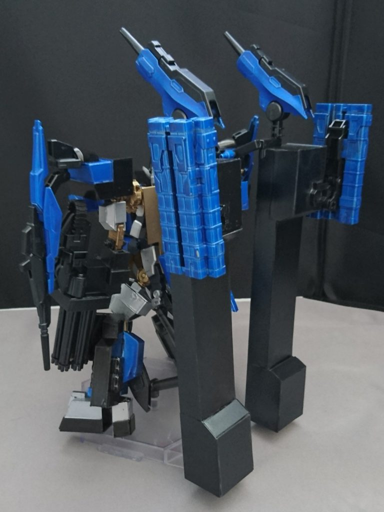 後ろ姿です
機体のモチーフはガンダムEXAより、
エクストリームガンダムカルネージフェーズです
但し改造しているためかなり別物になっています