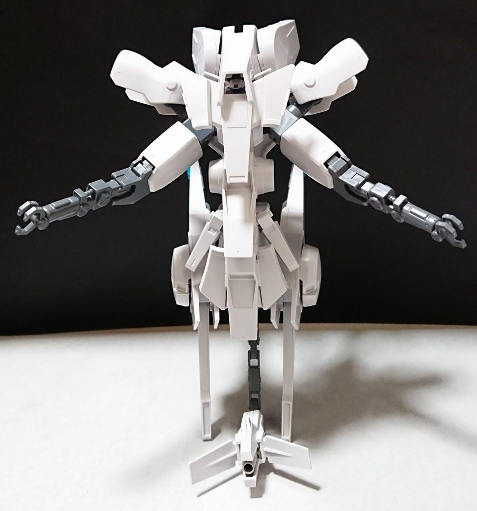 [機体名]リル・アポストル

[武装]ビームサーベル×３、ビームキャノン×２、12連装小型ミサイルファンネル、腕部ビームワイヤー、メガビームテール(クラック・マイルド)、となっている。

[総合スペック]1.0～13.0の内。
10.0～??.?と想定。

ある者はこのMA(モビルアーマー)を