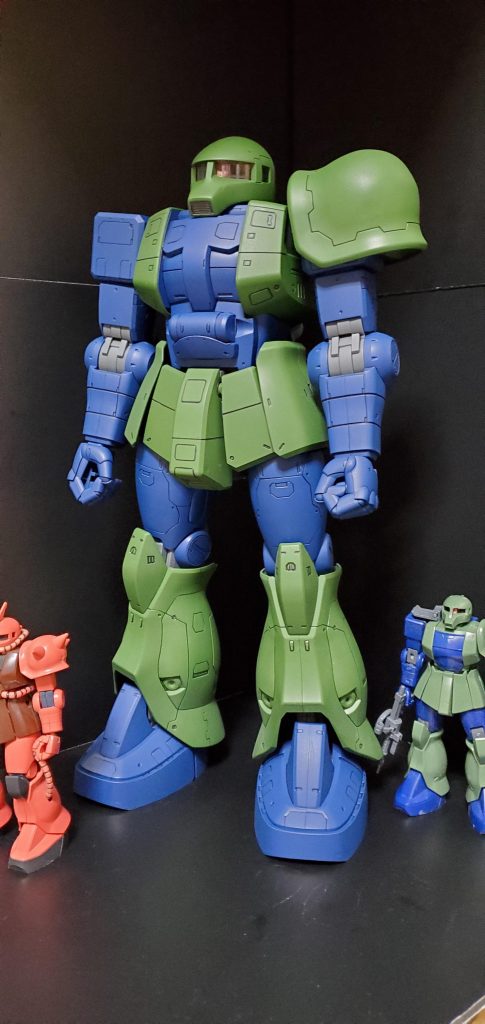 デカイ！実は「俺が持ってるメガサイズシャアザクを旧ザクにしてほしい」とお世話になってる上司からの依頼を受け、今回特別に依頼を受領して改造しました。