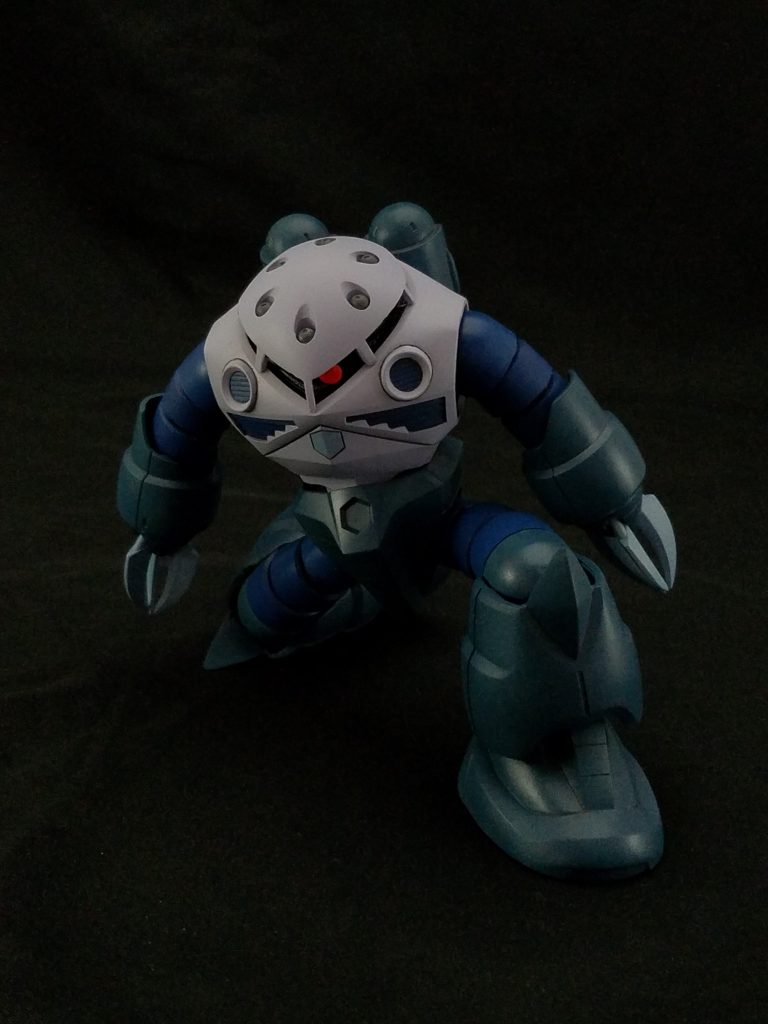 シャア専用ズゴックのマネで立ち膝。
これを撮るためだけに、膝裏のパテ埋めをしたと言っても過言じゃない(笑)