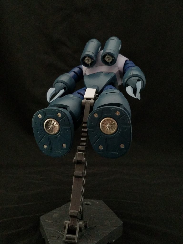 股関節底面のバーニアモールドを利用して、アクションベース対応の穴を開口してます。
また、エナメルのチタンシルバーで、足裏のスクリューやバックパックの内部を塗ってアクセントとしています。