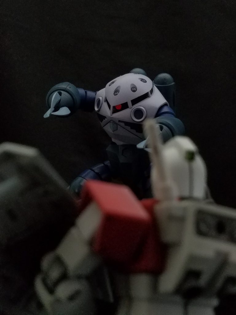 RGM-79 ジムと。
この後、シャア専用ズゴック同様、ジムを串刺しに出来たのか?