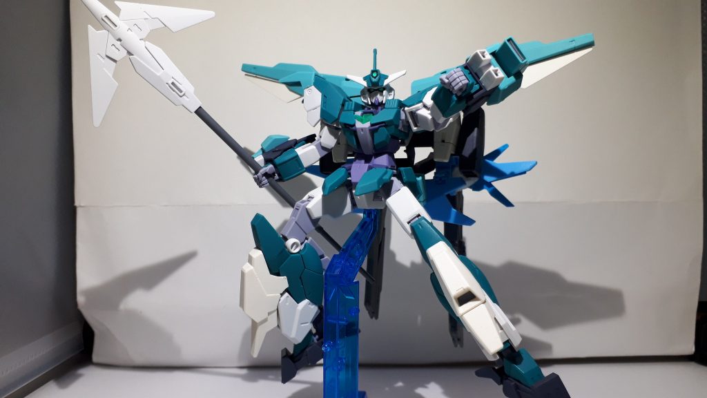 基本的に海をテーマにしているので、機体カラーは青緑・水色・薄紫など、青色寒色系。それに見合うパーツを見繕ってきた。色合いだけで決めているので強いのかと言われたらそうでもない。しかし、ビルダーの徹底した海へのこだわりをGBNが感知して機体に反映してくれているらしい。